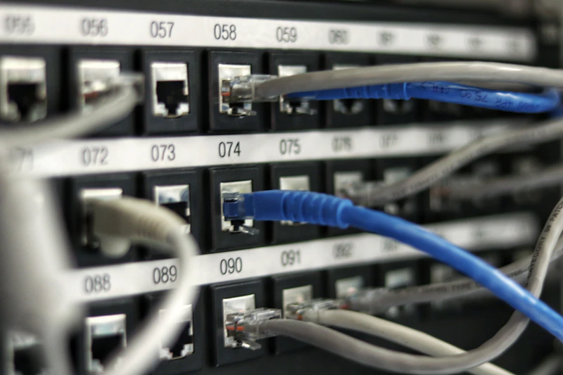 Sala de servidores com fileiras de racks em operação