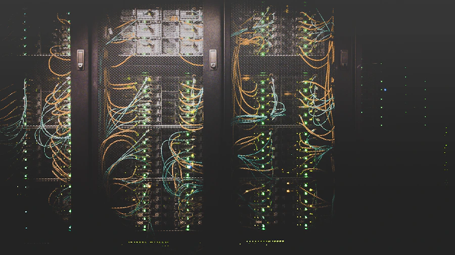 Corredor de servidores em data center iluminado por luz azul